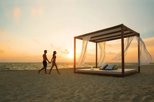 pareja en playa cancun