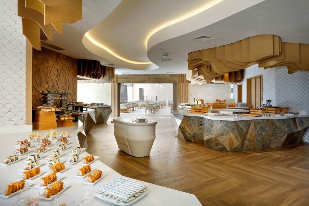 TRS Yucatan Hotel_Zona interior del restaurante Helios beach clu