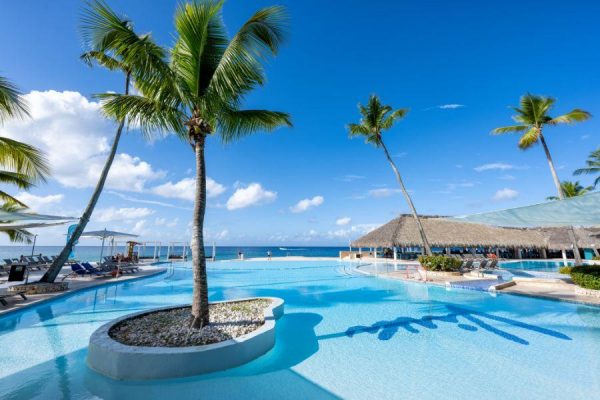 Pileta vista al mar en Hotel Bayahibe