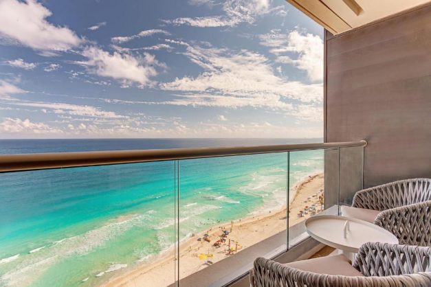 Royalton Chic Suites Cancun9