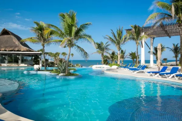 pileta de hotel en riviera maya
